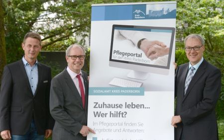Schalteten das Pflegeportal frei (von links): Günther Agethen (Leiter des Kreissozialamtes), Landrat Manfred Müller und Kreisdirektor Dr. Ulrich Conradi (Foto: Amt für Presse- und Öffentlichkeitsarbeit, Kreis Paderborn, Anna-Sophie Schindler)
